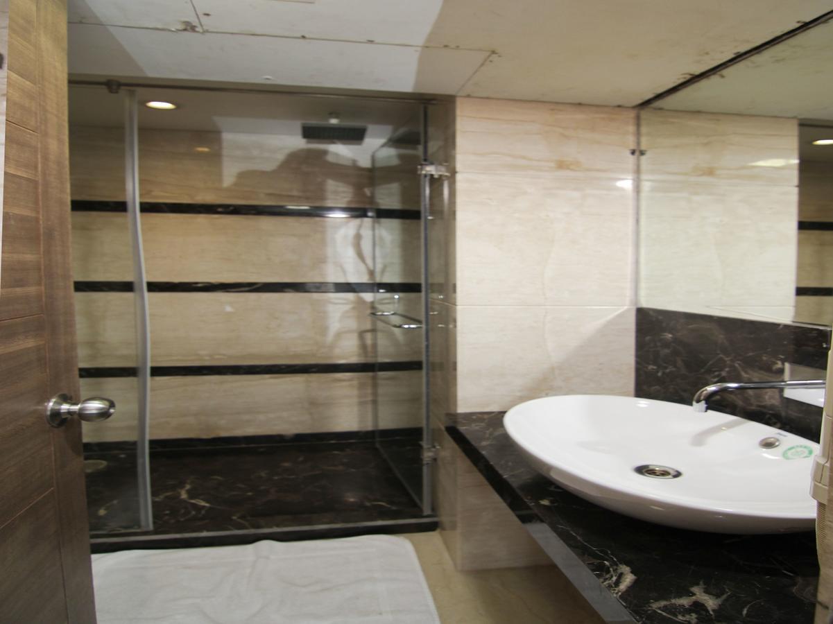 Hotel Oyo 12496 Skyotel Lucknow